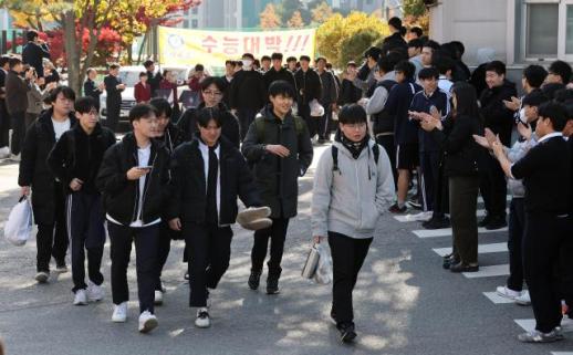 韩国2026学年度高考明日举行 金猪考生激增竞争空前