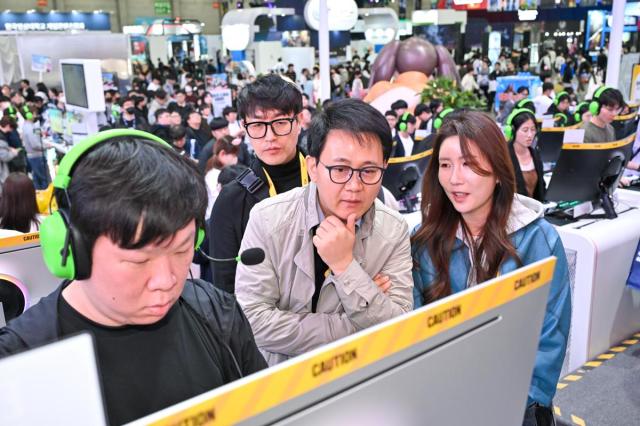 [지스타 2025] 방준혁 넷마블 의장, 2년 연속 지스타 찾아…현장의 목소리가 혁신