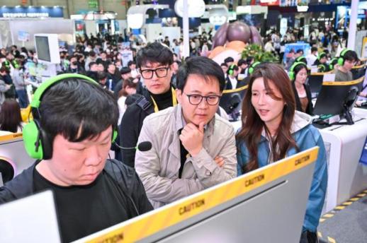 [지스타 2025] 방준혁 넷마블 의장, 2년 연속 지스타 찾아…현장의 목소리가 혁신