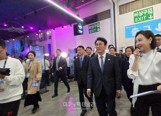 [지스타2025] 김민석 총리, 지스타 현장 방문…게임 규제 개선 정부 지원 의지 강조