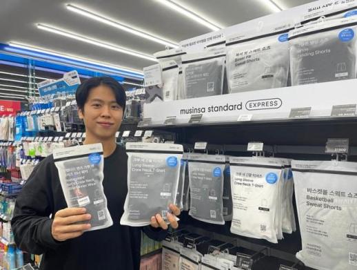 영화권 추위에…GS25, 무신사 힛탠다드·긴팔 크루넥 판매 