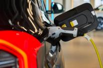 리튬 가격 급등에…국내 전기차, 가격 경쟁력 우려