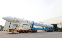  누리호, 발사대 도착…기립·발사 준비 작업 진행