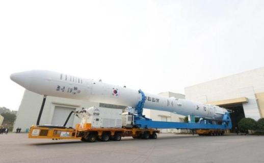  누리호, 발사대 도착…기립·발사 준비 작업 진행