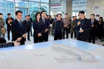 김민석 총리, 네이버 각 세종 방문…데이터센터는 국가 경쟁력 좌우할 AI 고속도로