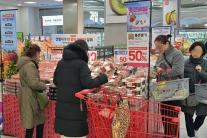 [김아령의 주말 장바구니] 딸기·한우·국물요리 반값…대형마트 먹거리 특가전 진행 