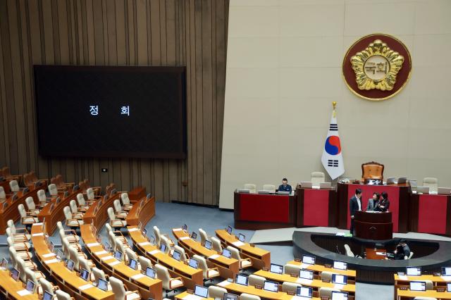 필리버스터 중 멈춘 본회의 2시간 만에 재개…여‧야 충돌 심화