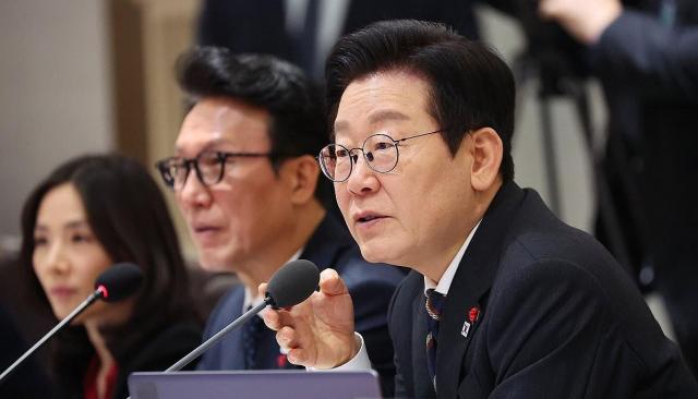 李대통령, 용산서 AI 시대 반도체 전략 보고회 주재