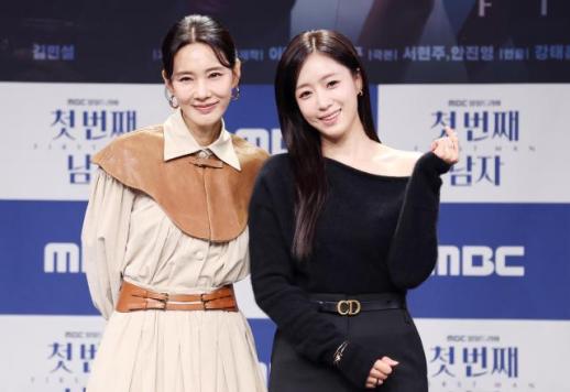 笑颜绽放！咸恩静与吴贤庆明媚同台