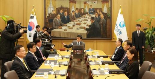 Bank of Korea likely to extend rate freeze despite Fed rate cut