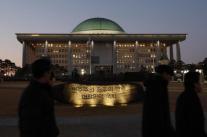 [데스크 칼럼] 로비를 금지한 나라, 왜 로비는 더 불투명해졌나