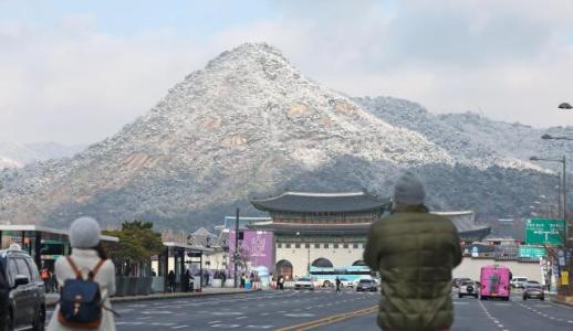 银装素裹的北岳山