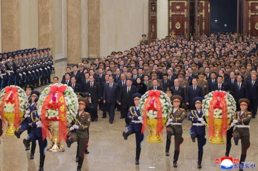 金正恩拜谒太阳宫纪念金正日逝世14周年 