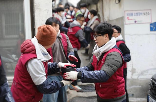 한국철강협회, 회원사들과 사랑의 연탄 나눔 봉사활동 전개