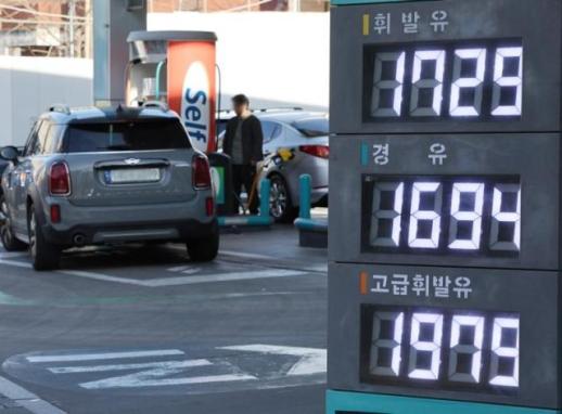 자동차 개별소비세 인하 6개월 연장…유류세는 내년 2월까지