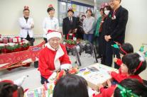 배경훈 부총리, 로봇 산타 변신해 원자력병원 소아암 환자 위문