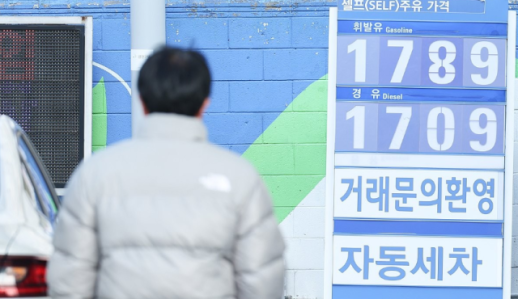 [장소영의 오일머니] 휘발유 가격 12월 내내 고공행진...리터당 1700원대 유지
