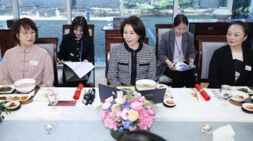 金惠景在北京邀请各界女性座谈