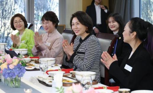 金惠景亲手制作年糕饺子汤款待中国女性代表