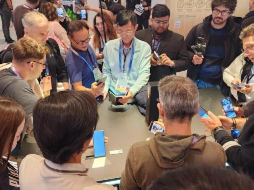 三星三折叠手机亮相CES 2026 现场人气沸腾