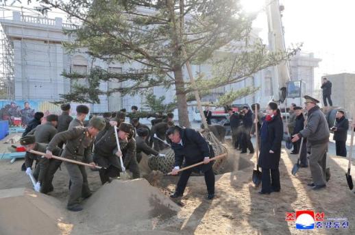 金正恩视察俄派兵部队纪念馆工地并参加植树