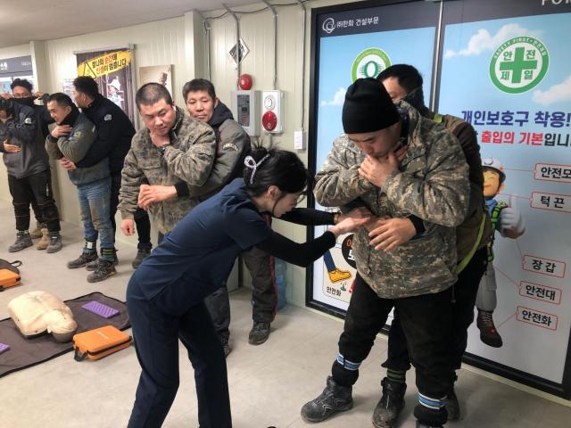 ㈜한화 건설부문, 외국인 근로자 대상 응급처치·CPR교육 진행…현장 안전 강화