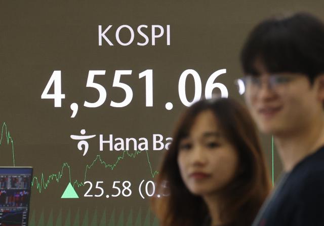 코스피, 최고치 경신 후 0.57% 오른 4551.06 마감…삼성전자·SK하이닉스·현대차 들썩
