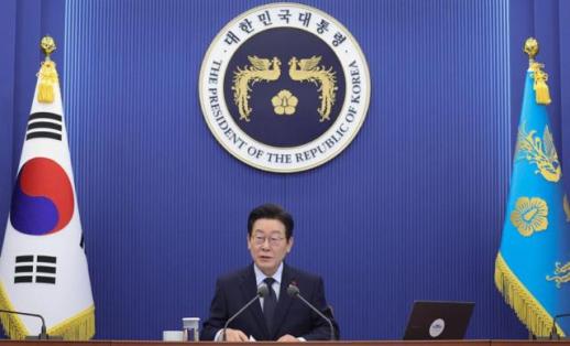 Lees approval rating inches up to 61%