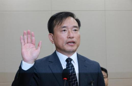 이재명 대통령, 김종철 초대 방미통위원장에 임명장 수여