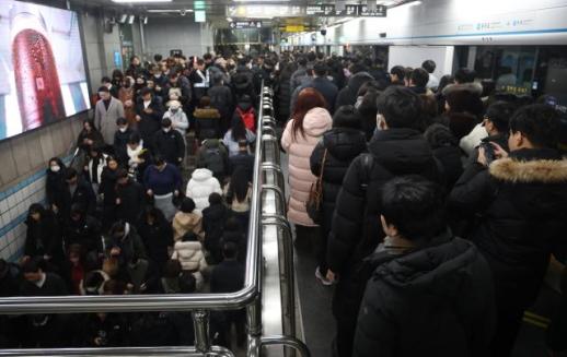 首尔公交罢工造成市民出行不便