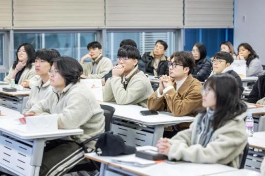 SKT, 보이스피싱·스미싱 AI로 막는다…미래 세대에 보안 노하우 전수