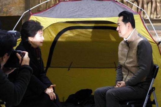 PPP leader ends weeklong hunger strike after ex-President Park Geun-hyes visit