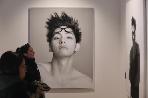 BTSs V holds photo book exhibition
