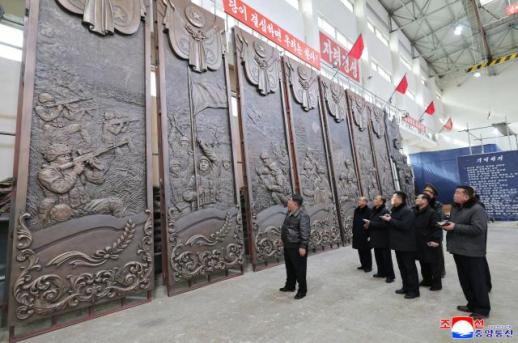 金正恩视察万寿台创作社