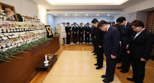 国民力量党领导班子吊唁李海瓒