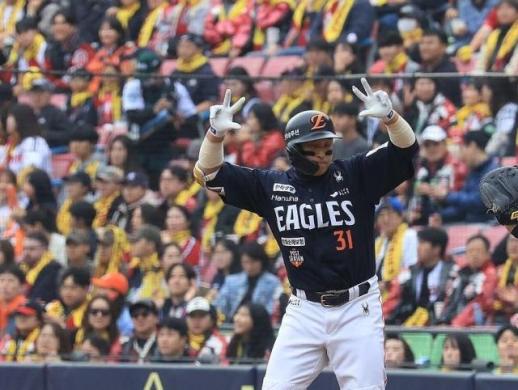 KBO hits leader Son Ah Seop settles for one-year FA deal with Hanwha