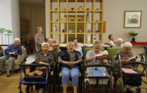 엄마, 제발 폰 좀 그만 봐…뒤바뀐 풍경, 중국 덮친 실버 인터넷 중독