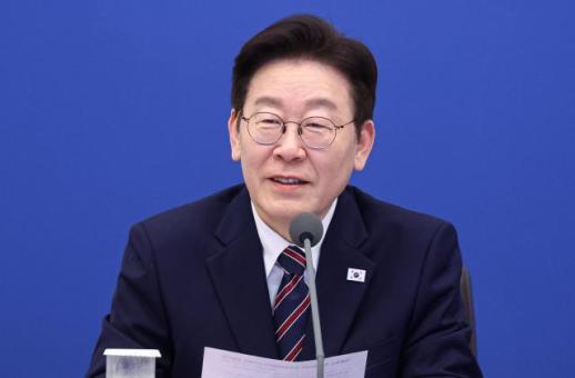 President Lee Jae-myung congratulates Hwang Dae-heon on Olympic 1500m silver