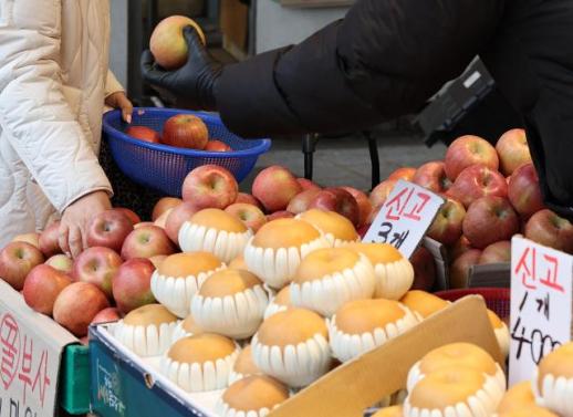설 앞두고 장바구니 비상…전통시장도 물가 부담 체감