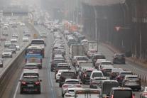 설 연휴 둘째 날 귀성 정체 본격화…고속도로 곳곳 거북이 운행