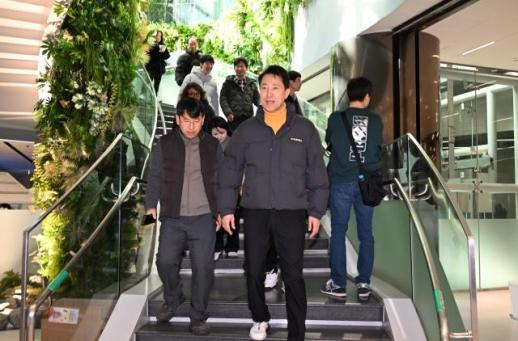 首尔画廊春节假期人气高涨 吸引大批访客