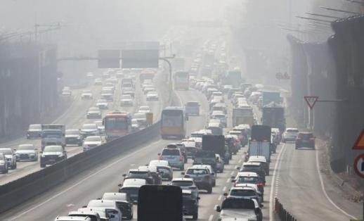 설 전날 귀성·귀경 차량 몰려 정체…서울→부산 4시간40분