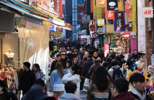 明洞街头迎接外籍游客