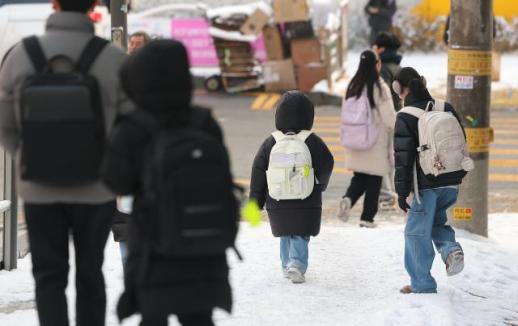 三成韩国小学生亲子交流向成绩倾斜 兴趣梦想被边缘化