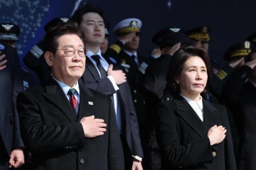 李在明出席三军授衔仪式