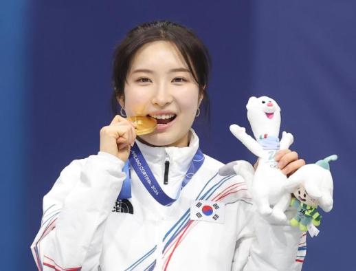 米兰冬奥会双冠王排面拉满！兰博吉莉乘兰博基尼载誉回国