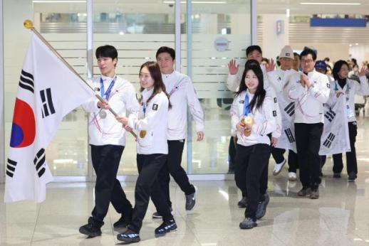 韩国冬奥代表团载誉回国