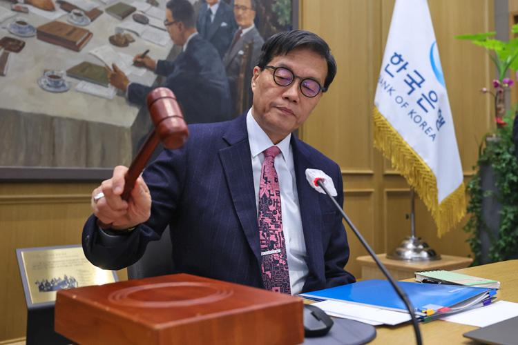 한은, 성장률 2.0%로 상향 조정…기준금리 6연속 동결 