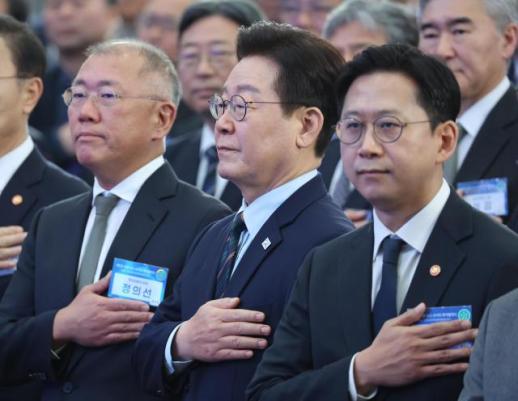 Hyundai Motor pledges $6.3 billion to build  data center, robot factory in Saemangeum