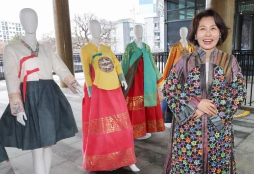 金惠景女士体验韩纸文化